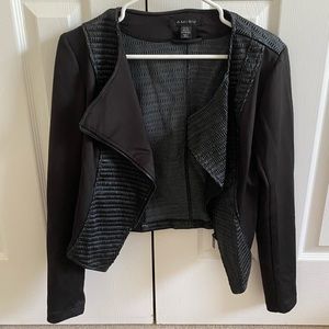 💛Black faux leather zip up blazer